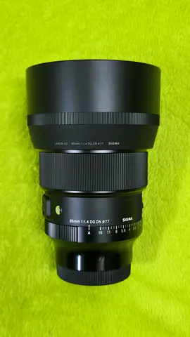 Sigma 85mm F1.4 prime lens Sony Mount with lens hood — used, good condition