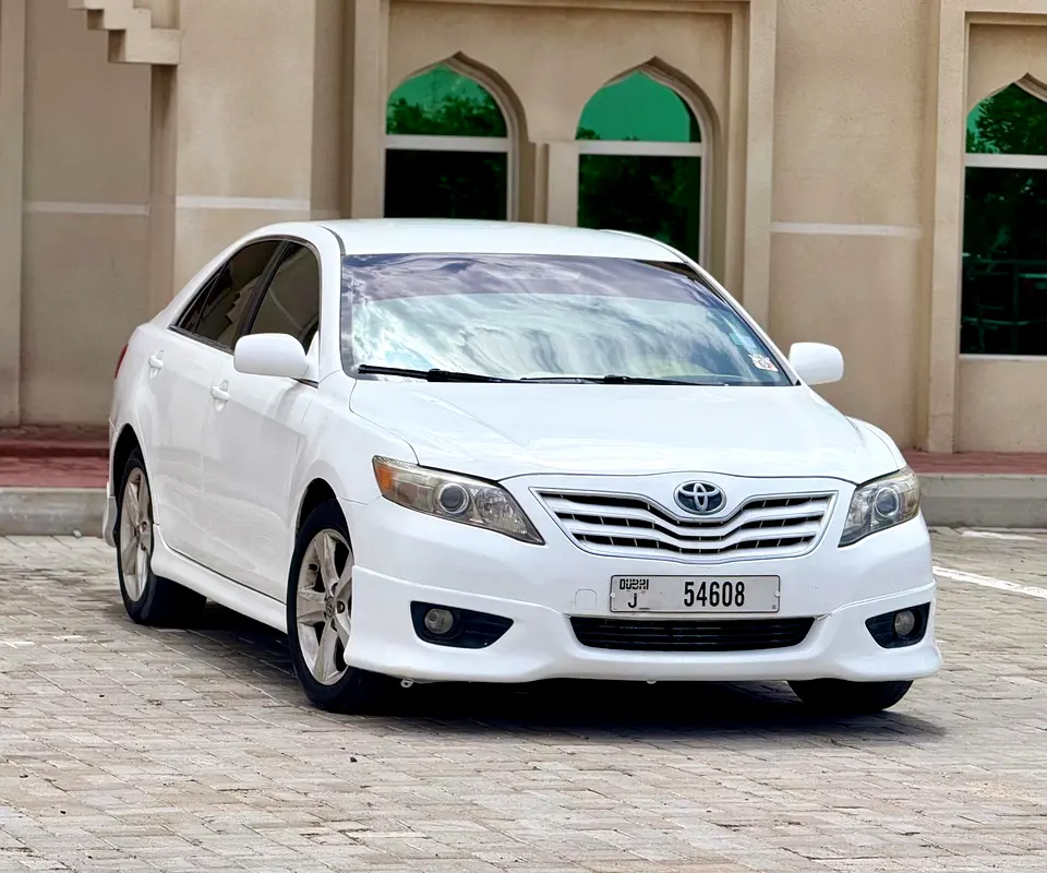 Toyota Camry 2010 — photo 1 of 16