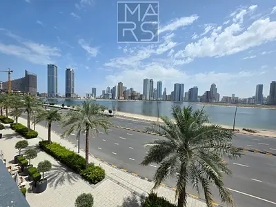 🌊 إطلالة بحرية كاملة من الواجهة الأمامية،