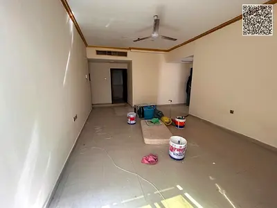 شقة أنيقة غرفه وصاله مع بلكون مميز وحمام عصري ومطبخ عملي بتصميم مريح وموقع مثالي للسكن الهادئ