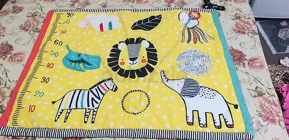 Baby play mat with growth ruler and animal prints