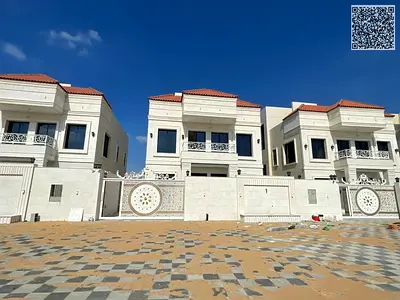 امتلك فيلا فاخرة مكونة من طابق أرضي وطابق أول وسطح، شاملة رسوم التسجيل، بواجهة مساحتها ٢٥ مترًا مربعًا وخمس غرف نوم رئيسية، تقع على شارع الشيخ محمد بن