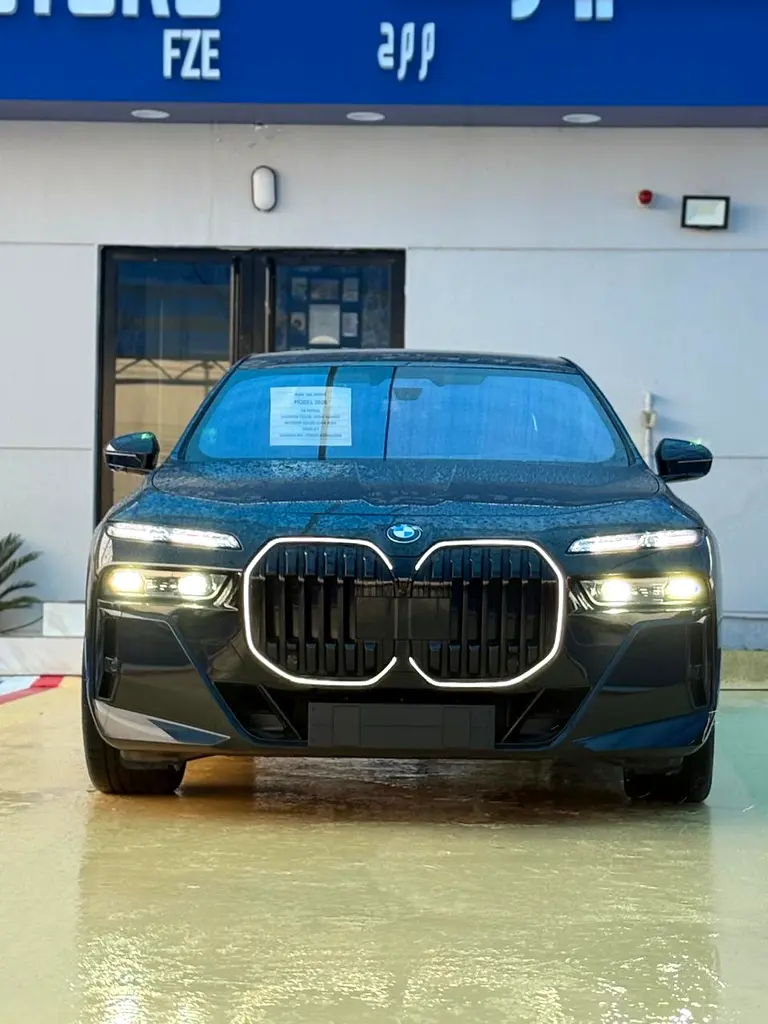 BMW 7-Series 2026 — photo 1 of 11