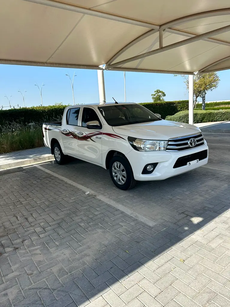 Toyota Hilux 2021 — photo 1 of 11