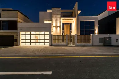 Modern Villa With Nearby Schools & Amenities