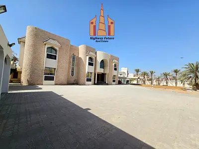 8Bed room 2 Hall 1 Majlis + 2 small room gardan big villa 10 parking 20k sqft