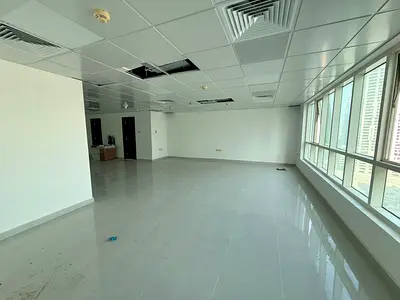 الإطلالة مفتوحة /الباركن مجاني/مجهزبالكامل/مساحات واسعه/سهل الوصول الى مخرج دبى