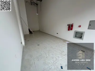 محل للإيجار السنوي عجمان منطقه المويهات 3 علي الشارع الرئيسي قريب من مدرسه الشويفات - يصلح لجميع الانشطه - موقع مميز