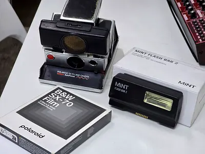 Polaroid SX-70 - Sonar instant camera + flash and film