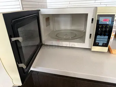 Microwave – clean interior, includes glass turntable