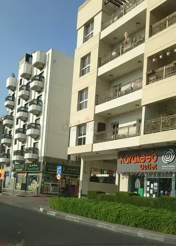 INDIAN EXECUTIVE LADIES BEDSPACE AVAILABLE IN KARAMA IMMEDIATELY