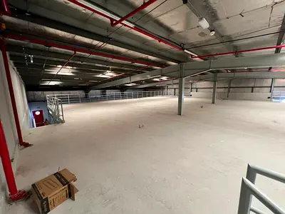 مستودع/مبنى أول ساكن للبيع في الجرف 3، خلف سوق سيارات عجمان – مساحة 14,000 قدم مع ميزانين، كهرباء 25 كيلو وات، جاهز دفاع مدني – 700,000 درهم على 4 دفع