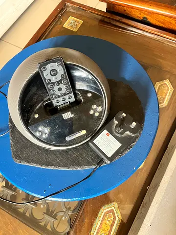 Jbl IPOD docking station, AM/FM Radio and Speak with iPOD.  remote and power adapter