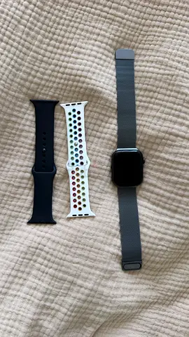 Apple Watch 6 44 mm + 2 Silicone Bands