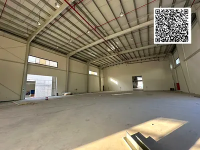 مستودع صناعي بمساحة 12500 قدم مربع مع طابق نصفي، وعداد كهرباء 122 كيلوواط للإيجار في أم القيوين