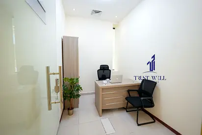مساحات مكتبية مخدّمة بالكامل + استشارات احترافية لتأسيس الأعمال