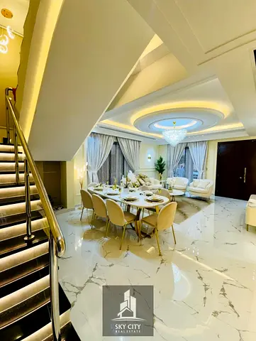 Villa for sale on the main street, furnished and air-conditioned, including fees, with a roof terrace.