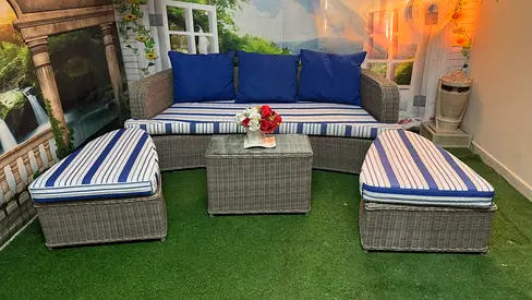 Outdoor Rattan garden sofa set or sun bad with table in great condition  For garden or balcony