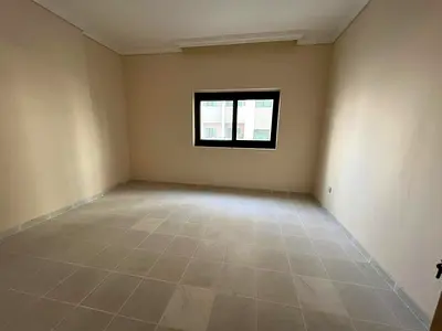 3غرف  / صالة / 4حمامات / مطبخ واسع / غرفة خادمة / اطلالة مفتوحة /بناية عائلات