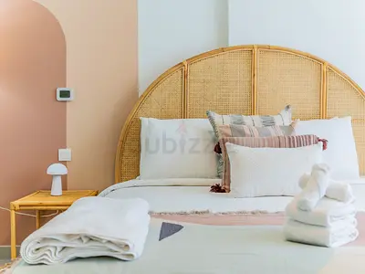 Stylish Rattan Round Headboard Bed with Storage – Queen Size