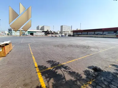 ارض صناعيه مساحه كبيره 40 الف قدم على الطريق الرئيسي