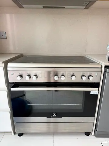 Electrolux stainless steel freestanding cooker with glass hob and oven. Condition as new. RRP 2500