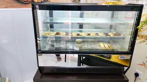 countertop glass refrigerated display case - pastry showcase