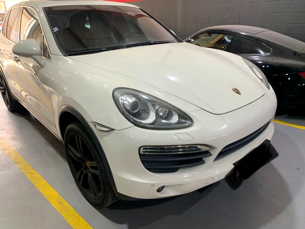Porsche Cayenne 2011 — photo 1 of 1