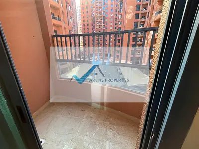 شقة واسعة مكونة من غرفتي نوم وصالة للإيجار في أبراج النعيمية | غرفة للخادمة | شرفتان