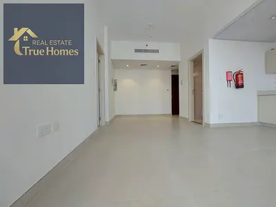 شقة مشرقة بغرفة نوم واحدة | غير مفروشة | شرفة | وحدة سكنية بحالة جيدة