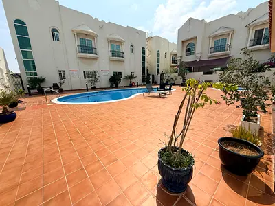 مساحة واسعة _ 4غرف _ 5حمام _ جم ومسبح _ حدائق داخلية _ خزائن بالحائط _ موقع متميز