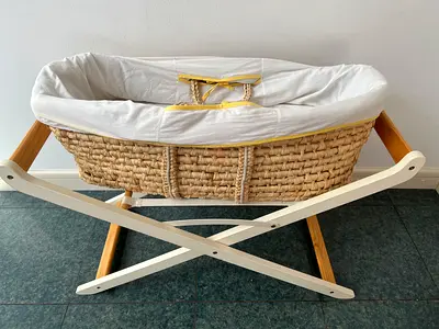 Bassinet with Folding Stand
