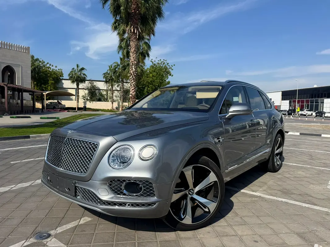 Bentley Bentayga 2017 — photo 1 of 12