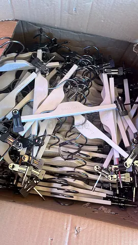 Box of plastic hangers with metal clips 100 dh / 100 pcs