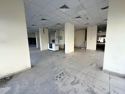 محل تجارى/بمساحة 4000 قدم /على شارع العام/مجهز بحمام