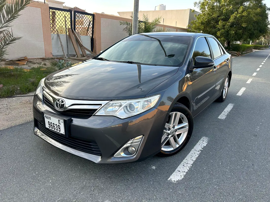 Toyota Camry 2014 — photo 1 of 13
