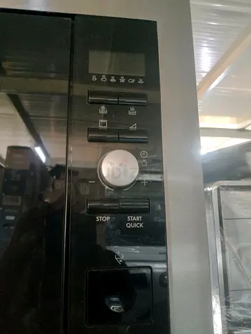 Countertop microwave oven — working condition, minor cosmetic wear