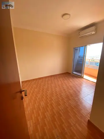 غرفة وصالة في منطقة الروضة 2، بالقرب من شارع الشيخ مكتوم، موقع مميز يسهل الوصول إلى جميع الخدمات والمرافق الحيوية. الشقة مناسبة