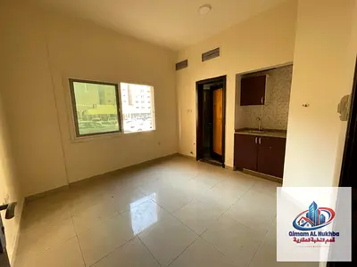 أجمل استوديو في الشارقة بمنطقة المجرة، مع تكييف وغاز مركزي، ومطبخ جانبي بتصميم حديث .