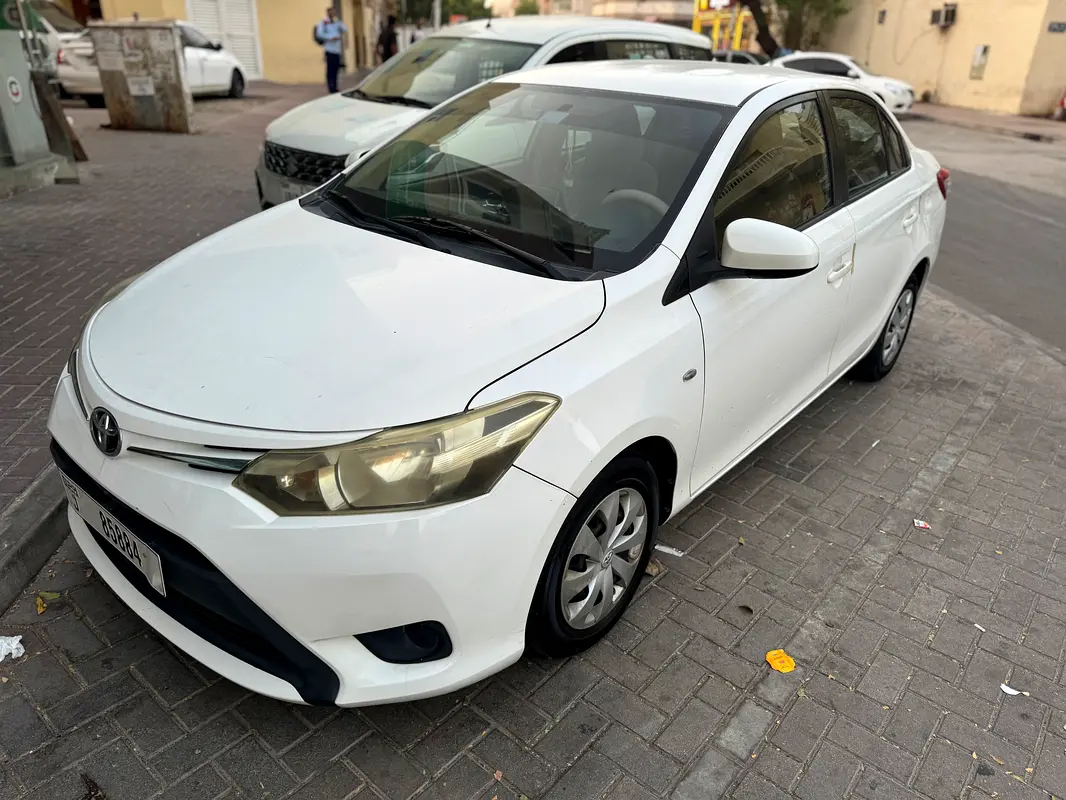 Toyota Yaris 2015 — photo 1 of 7