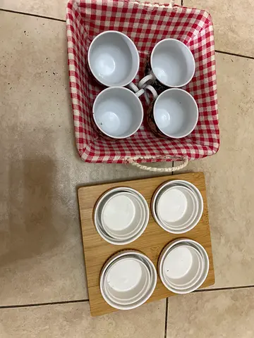 4 ceramic mugs in fabric basket + 4 small ramekins on wooden tray