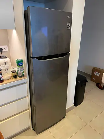 Lg brand 402 litre capacity fridge freezer neat and clean condition