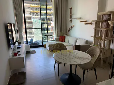 شقة واسعة بغرفة نوم واحدة | جديدة كلياً | منزل ذكي | موقع مميز في قرية جميرا الدائرية