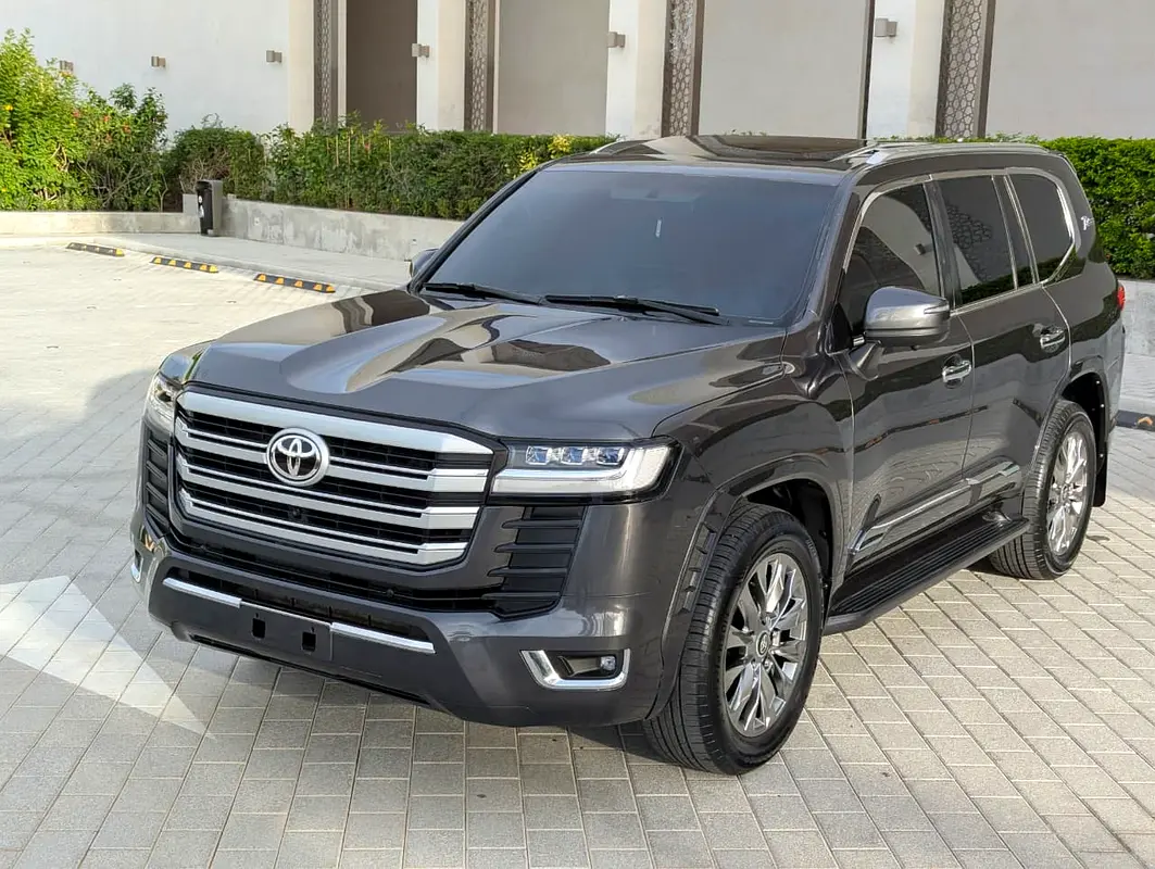 Toyota Land Cruiser 2013 — photo 1 of 20