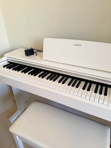 Yamaha white digital piano — compact home keyboard in great condition as new