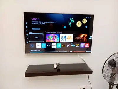 Wall-mounted Smart LED TV (VIDAA OS) - good working condition