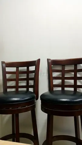 Set of 2 wooden bar stools with black cushioned seats 2
