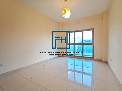 شقة فاخرة بغرفة نوم واحدة وصالة في الطابق الأرضي للإيجار في مجمع الزاهية جاردن السكني بالشارقة