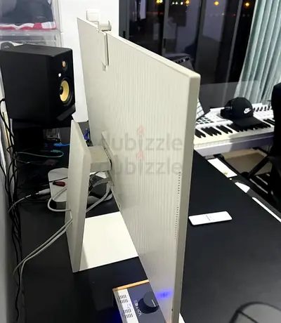 samsung M8 Model 32 inch 4K smart monitor like new