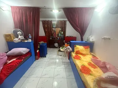 Female bedspace on single bed with 3 girls persnal w.room 3 mints walk abuhail mtro stn.